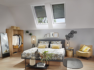 Volet roulant pour fenêtre de toit dans une chambre