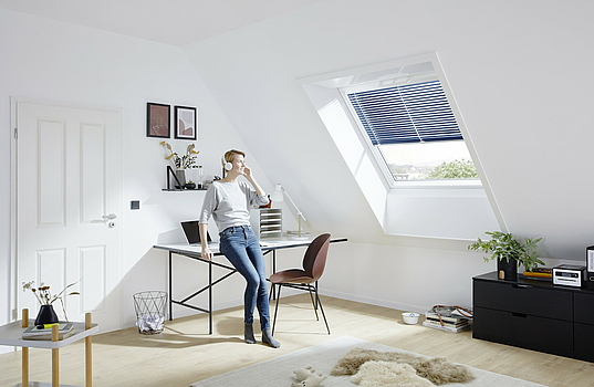 fenêtre de toit motirisée dans un salon