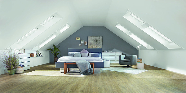 Fenêtre de toit dans les combles d'une chambre