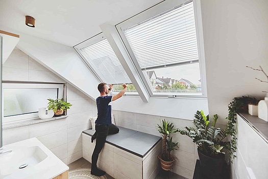 Rideau et store pour fenêtre de toit