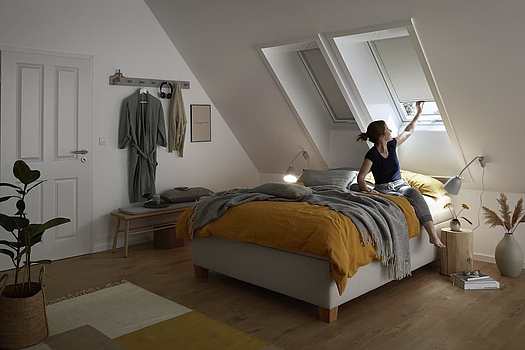 Store intérieur dans une chambre