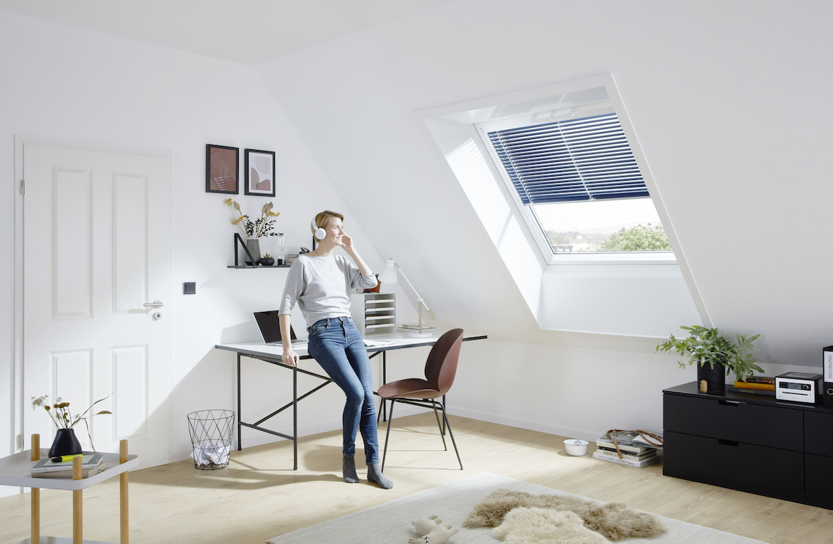 fenêtre de toit motirisée dans un salon