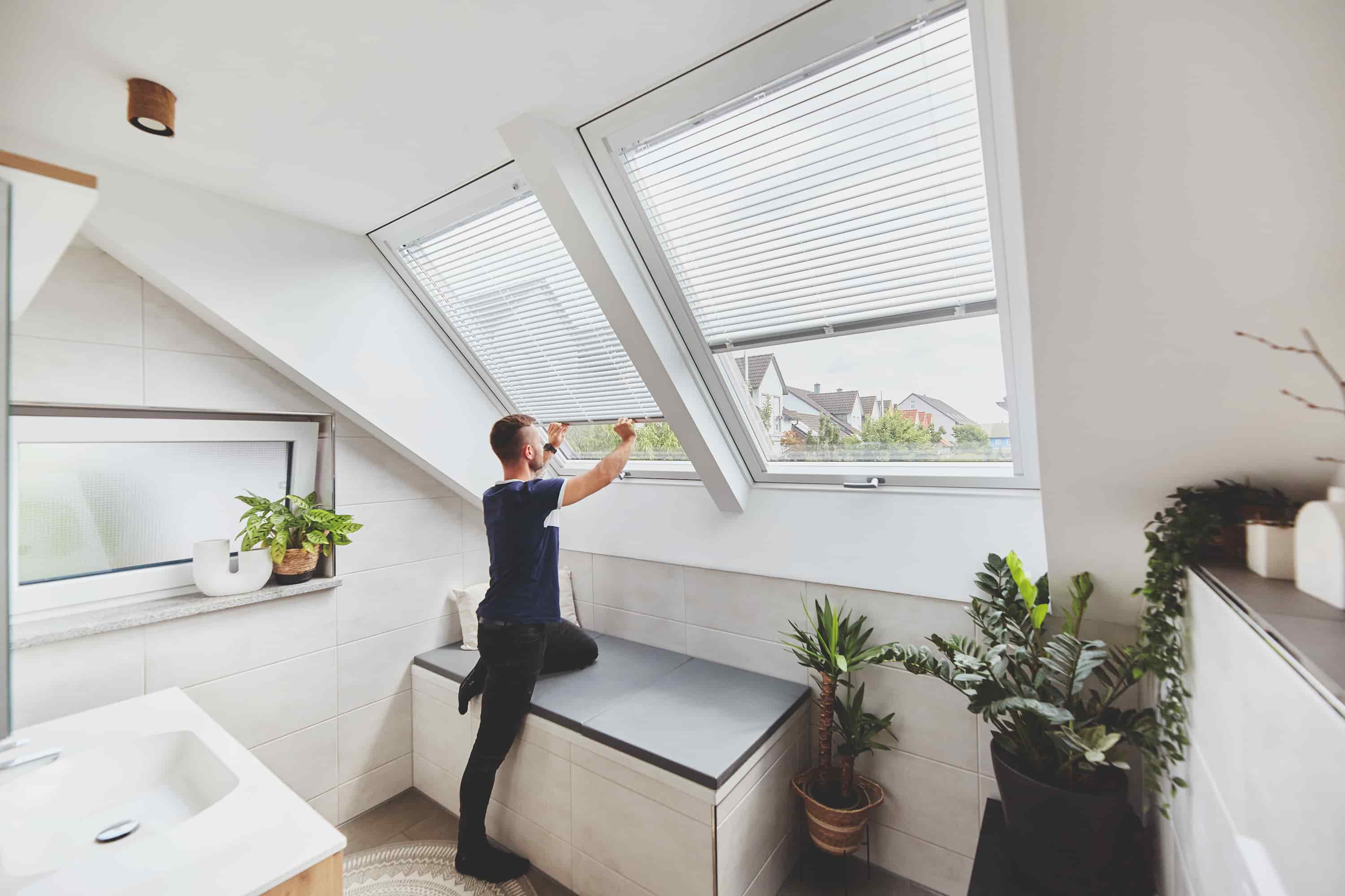 Rideau et store pour fenêtre de toit